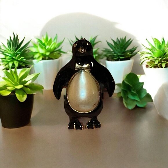 Vintage 1.5” Faux Pearl Body Jelly Belly Penguin Bird With Bow Tie Pin Brooch - Picture 1 of 3